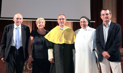 (De izq. a dcha.) Dr. Luis Giner, decano de Odontología de la UIC, Dra. Virginia Novel, Ustrell, Sor Lucía Caram y Dr. F. Javier Sitges.