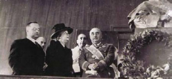 Franco y la viuda de Aguilar durante la inauguración dela Escuela “de Estomatología” (12 de octubre de 1945) -entre ambos P. García Gras- ante el busto de Florestán Aguilar labrado por Mariano Benlliure.