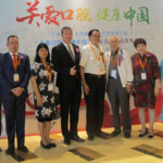 Altos-representantes-del-Gobierno-Chino,-junto-a-miembros-del-socio-estratégico-de-Mozo-Grau-en-China-y-de-la-propia-compañía-de-implantología.