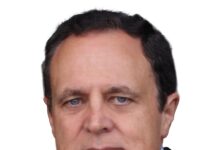 Académicos y Doctores. De número, honoríficos, cum laude y …